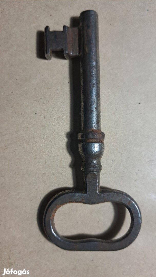 Antik kovácsoltvas pincekulcs II. Mérete: 11.5 cm
