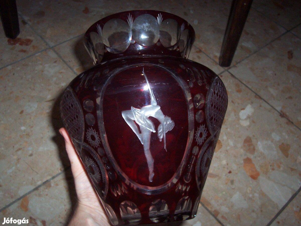 Antik kristály váza akár nőnapra is