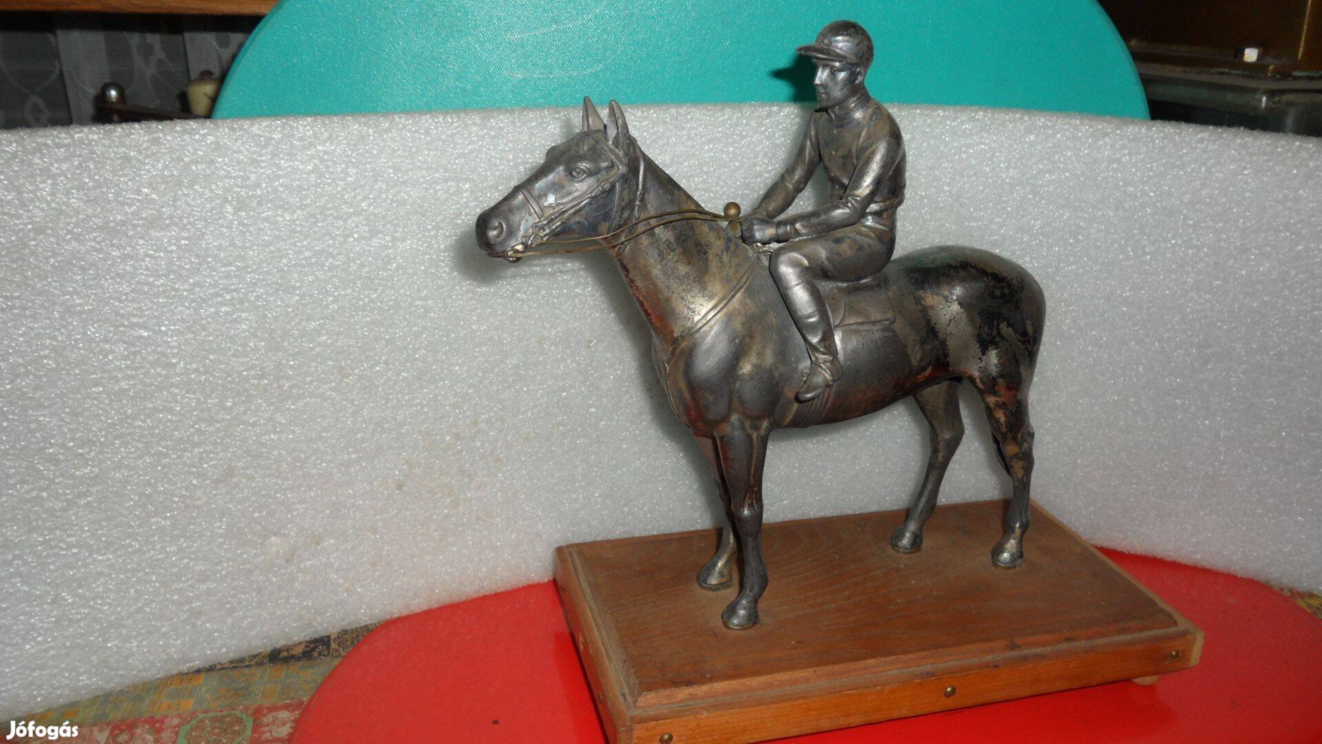 Antik lovas szobor (zsokés) ezüstözött vintage kompozíció múltból 1956
