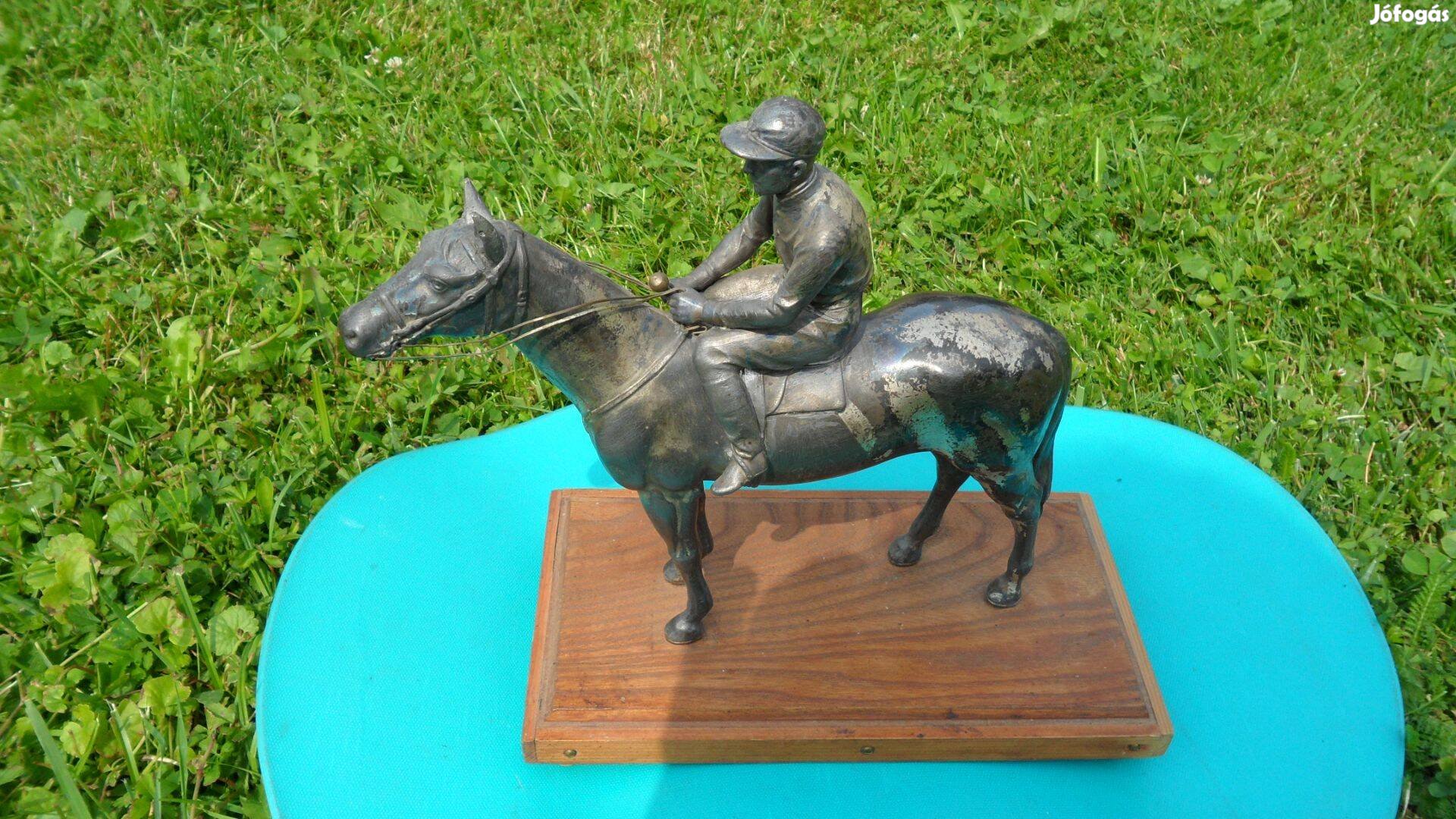 Antik lovas szobor zsokés ezüstözött vintage kompozíció a múltból 1957