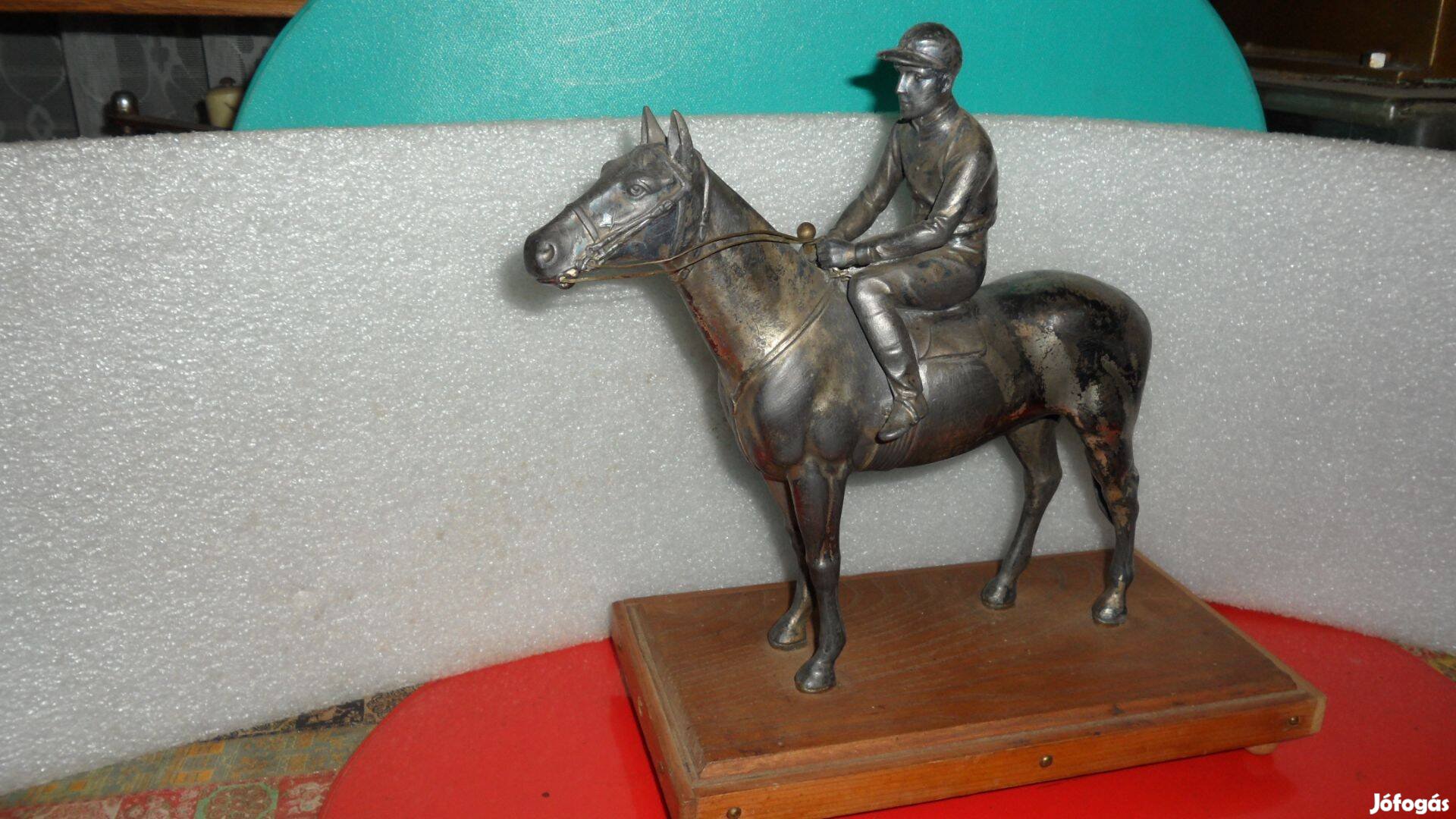 Antik lovas szobor zsokés ezüstözött vintage kompozíció a múltból 1958