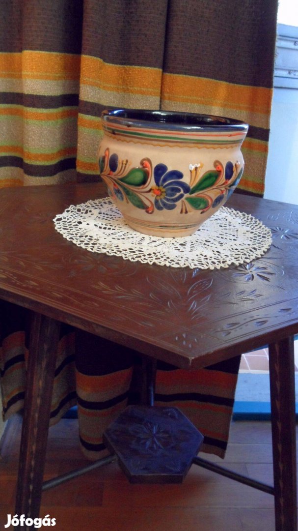 Antik míves kézi faragású 3 lábú minőségi hatszög konzol asztal
