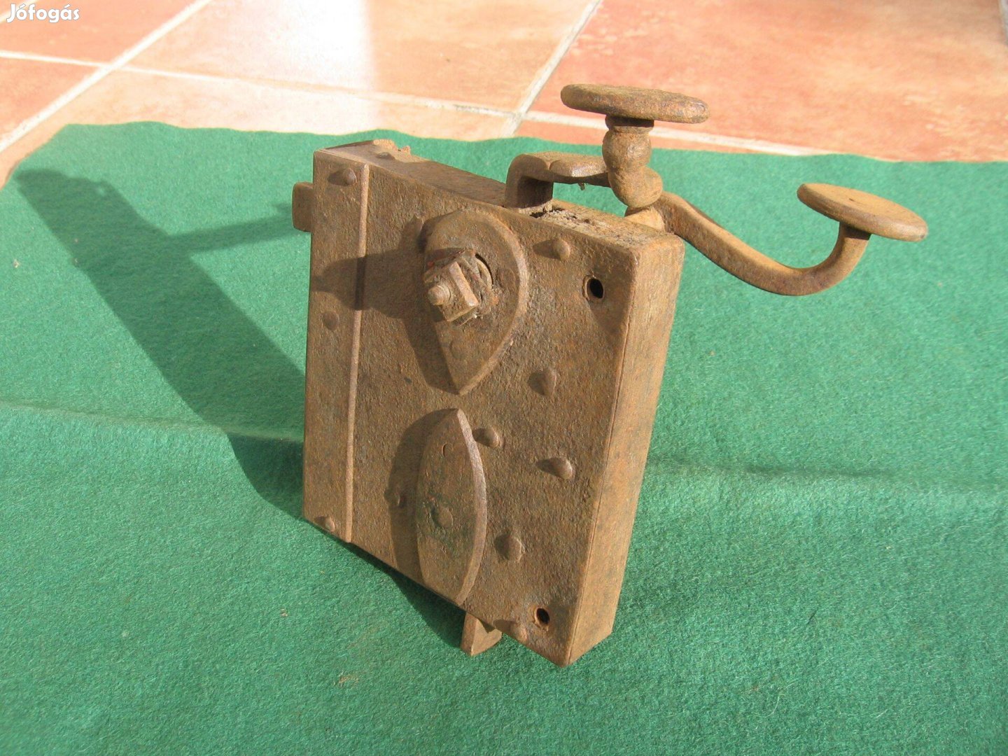 Antik nagyobb méretű ajtózár kilincsekkel, kulccsal,riglivel