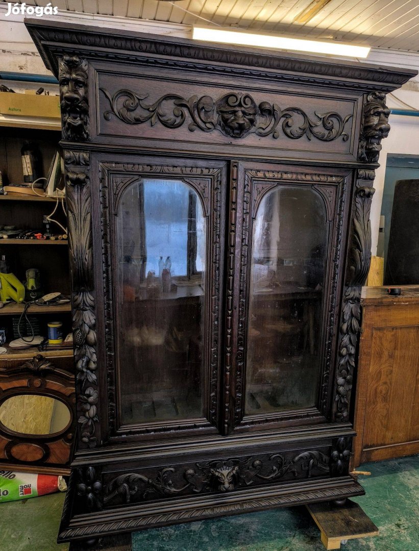 Antik neoreneszánsz vitrin,fegyverszekrény