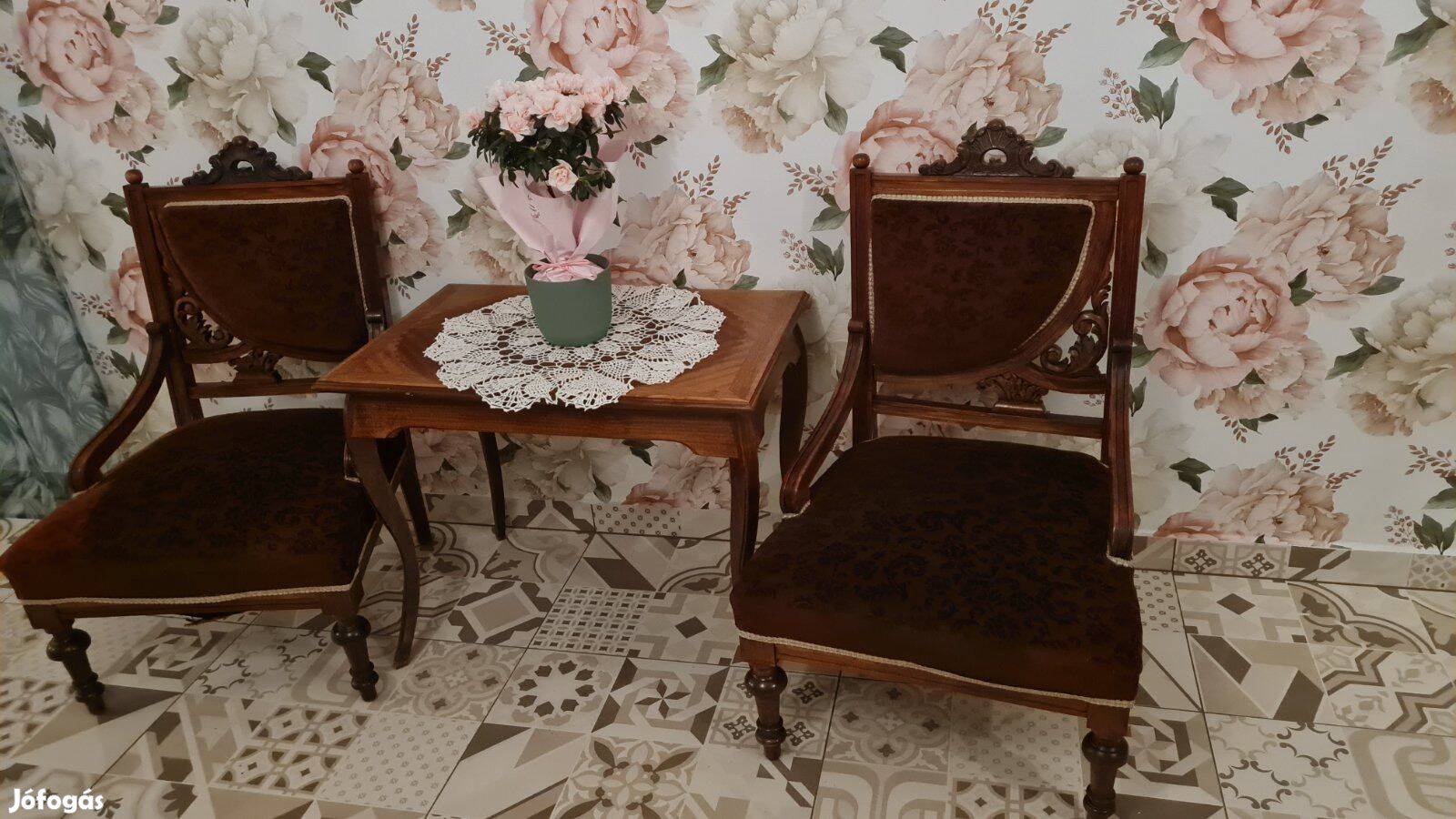 Antik ónémet neoreneszánsz faragott karoszékekasztalka