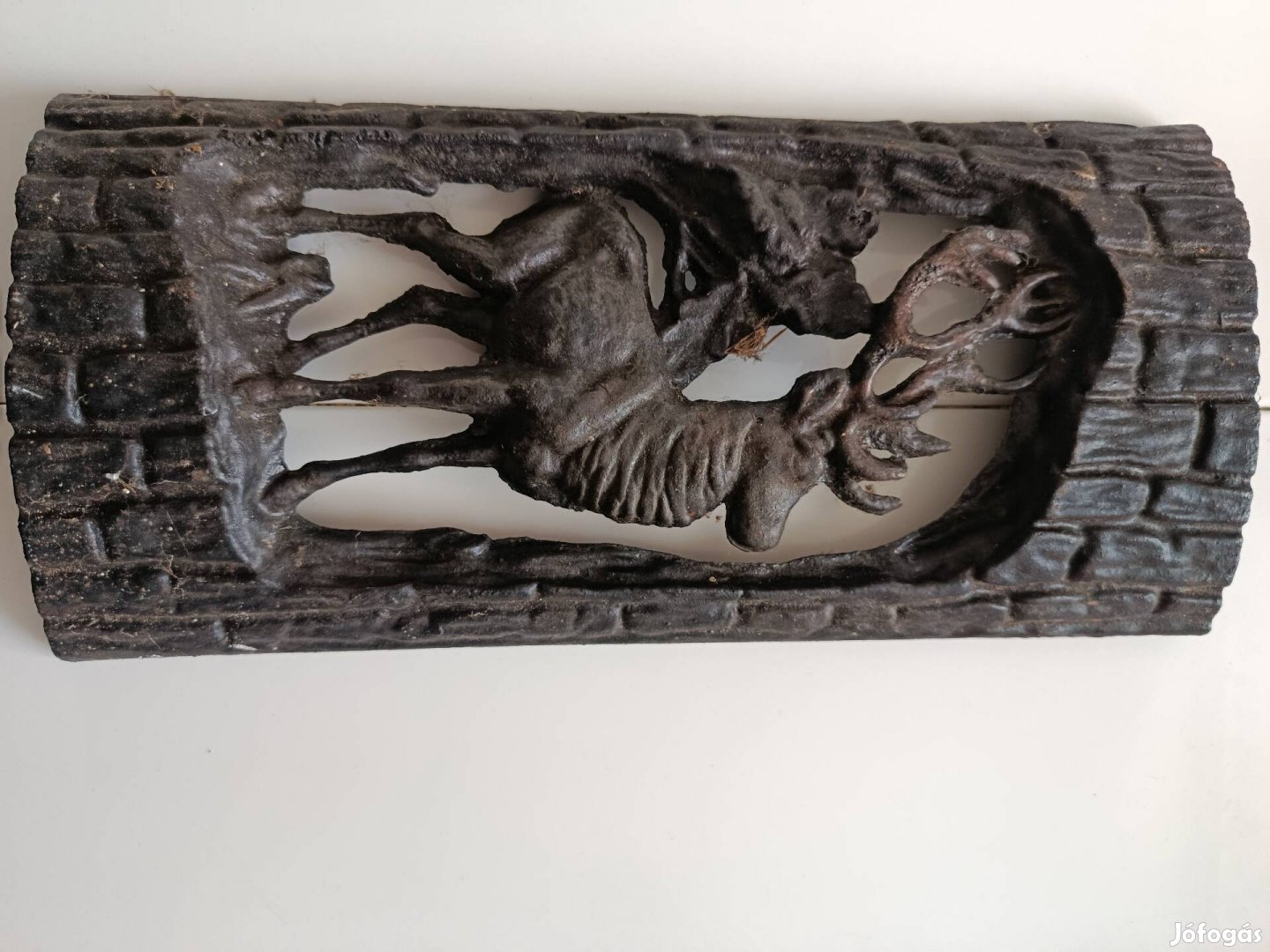 Antik öntöttvas vadászjelenetes falidísz - Szarvasbika az