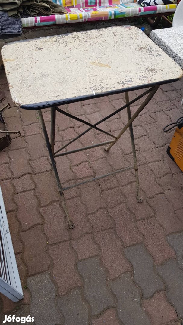 Antik régi összecsukható fém kerti asztal