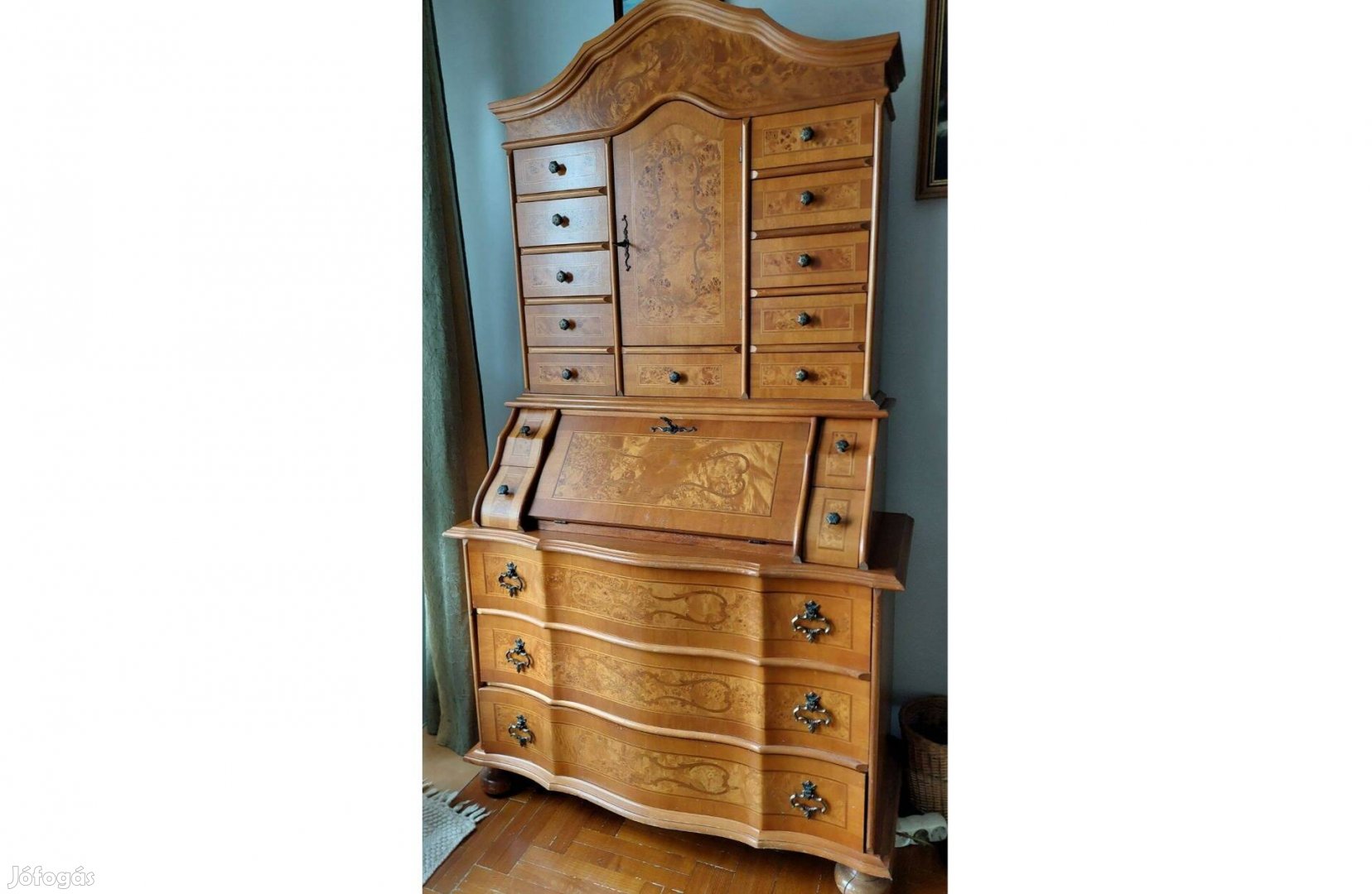 Antik régiség sok fiókos bútor, tálaló szekrény intarziás