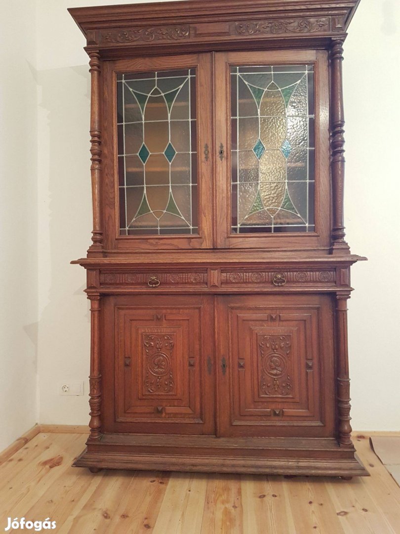 Antik reneszánsz szekrény ólomüveg betétes ajtókkal