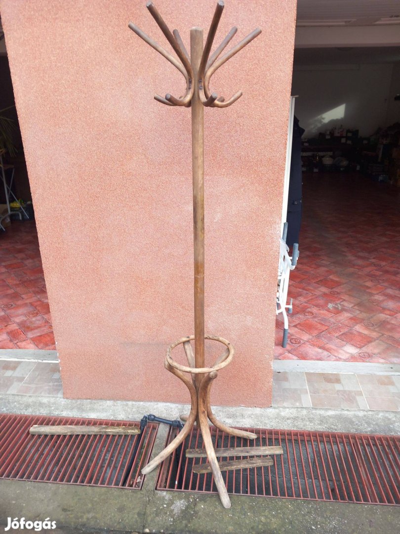 Antik restaurálás előtt álló Thonett álló fogas