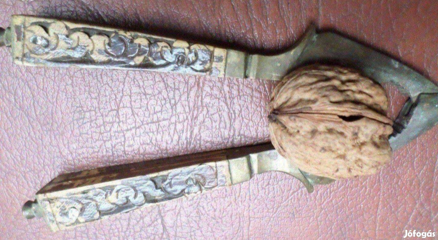 Antik réz diótörő faragott fa fogó