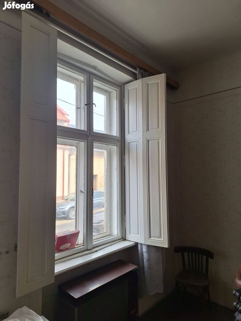 Antik spaletta, ablak