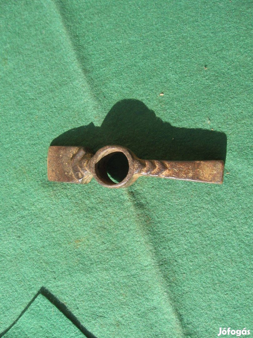 Antik speciális kalapács, kinézetre kőműves kalapács