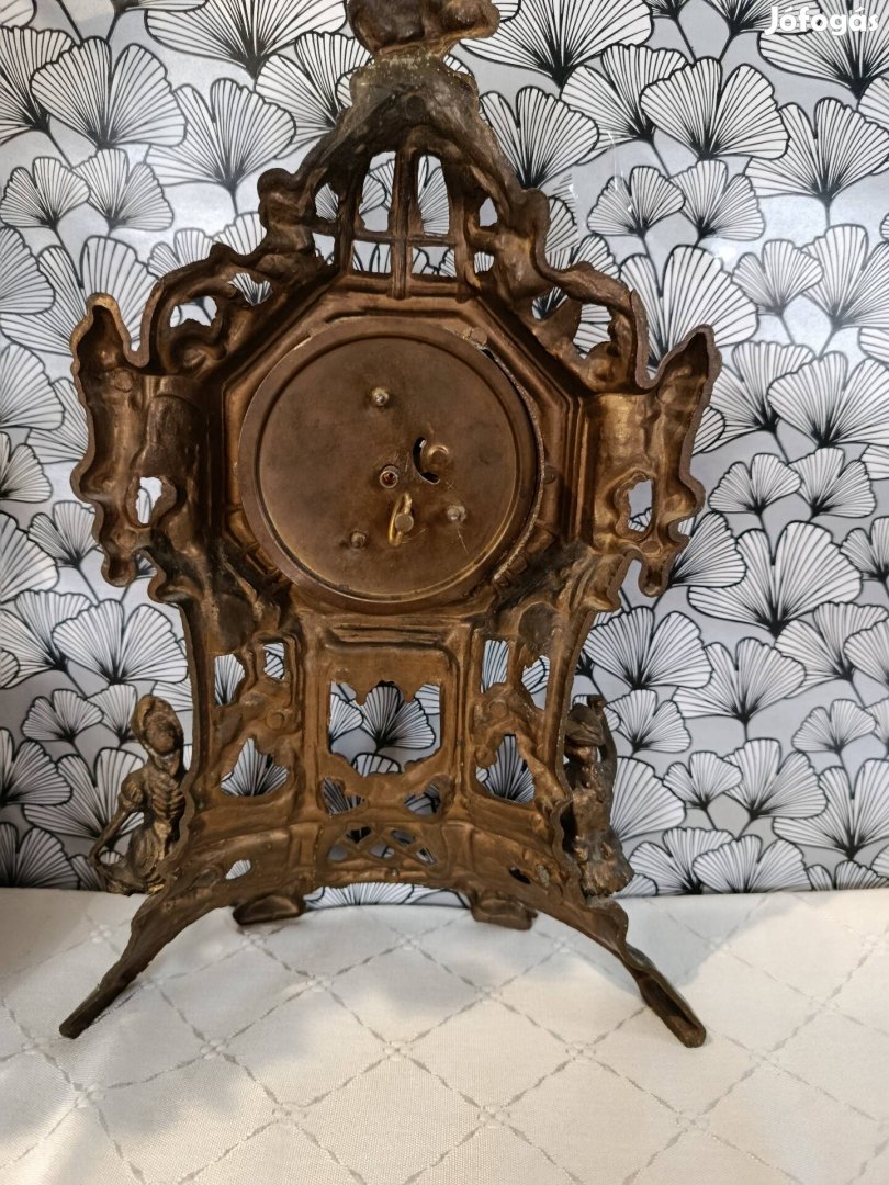 Antik stílusú, díszes réz asztali óra 36,5 cm