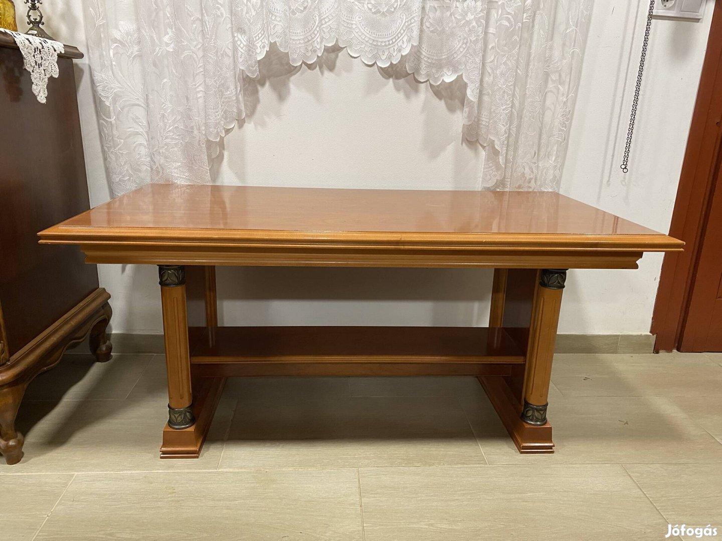 Antik stílusú dohányzóasztal