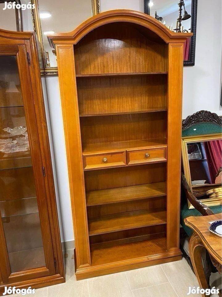 Antik stílusú könyvesszekrény