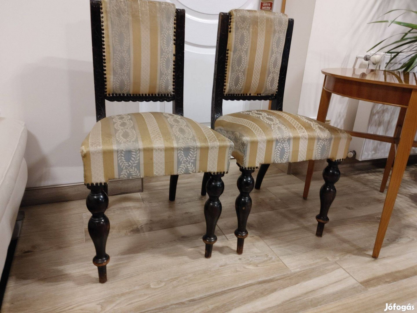 Antik székek párban