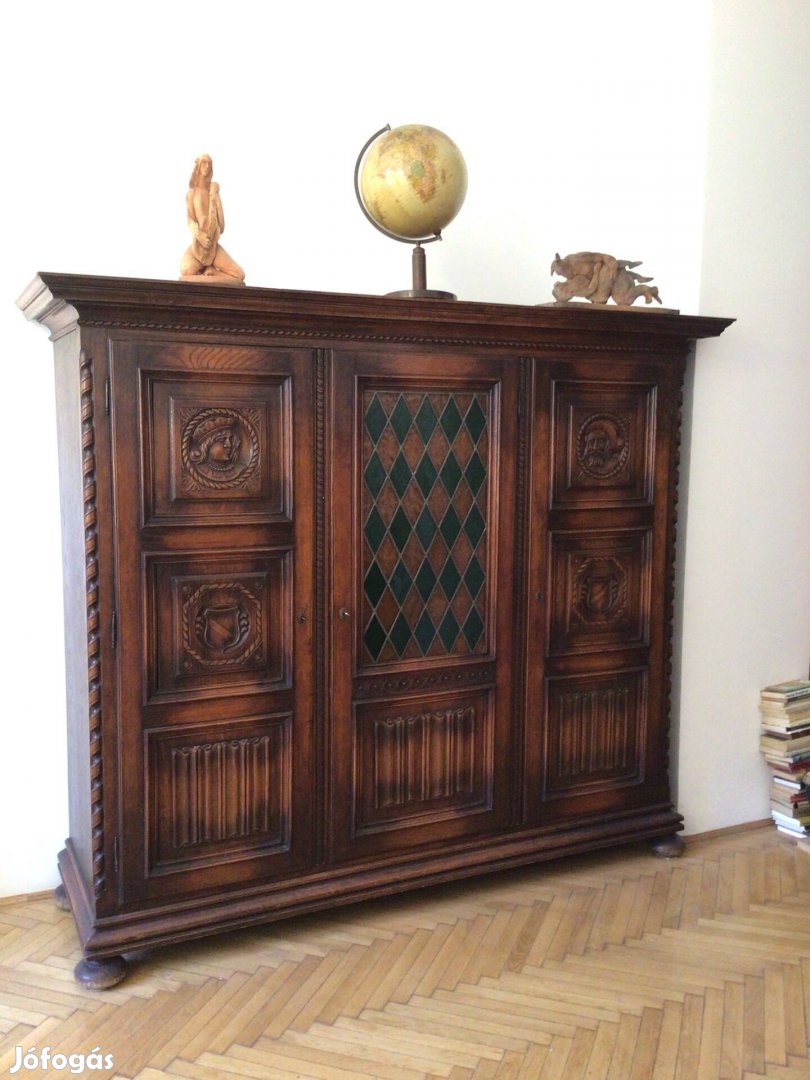 Antik szekrény
