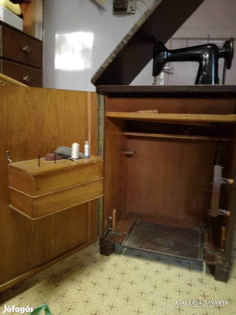 Antik szekrényes varrógép alkatrészekkel, használati utasitással