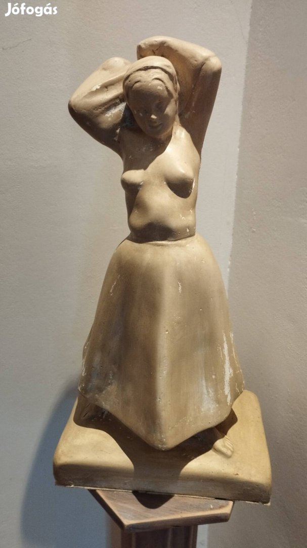 Antik szobor, tömörfa állvánnyal.