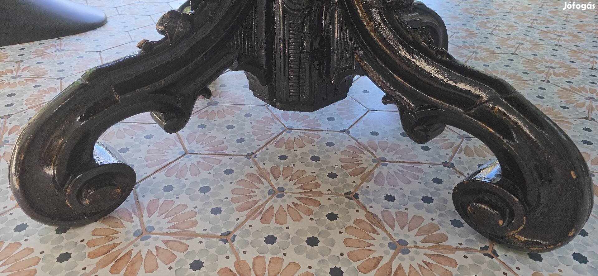 Antik tálaló asztal