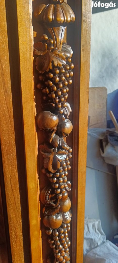 Antik tálalóvitrin.