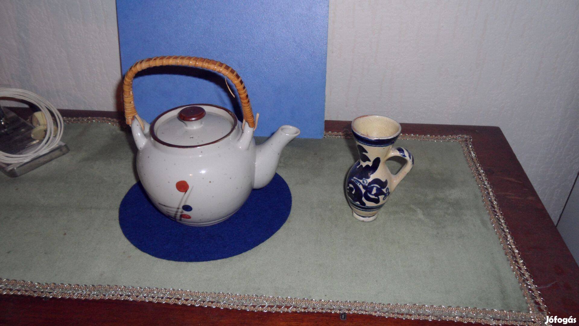 Antik tea kiöntő tároló kancsó festett majolika, nádazott fogantyúval