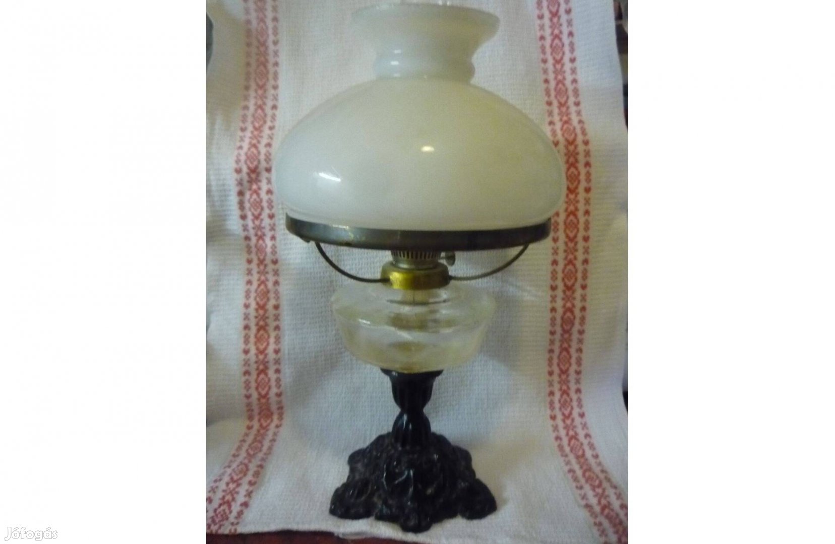 Antik tejüveg búrás asztali petróleum lámpa fém lábakon