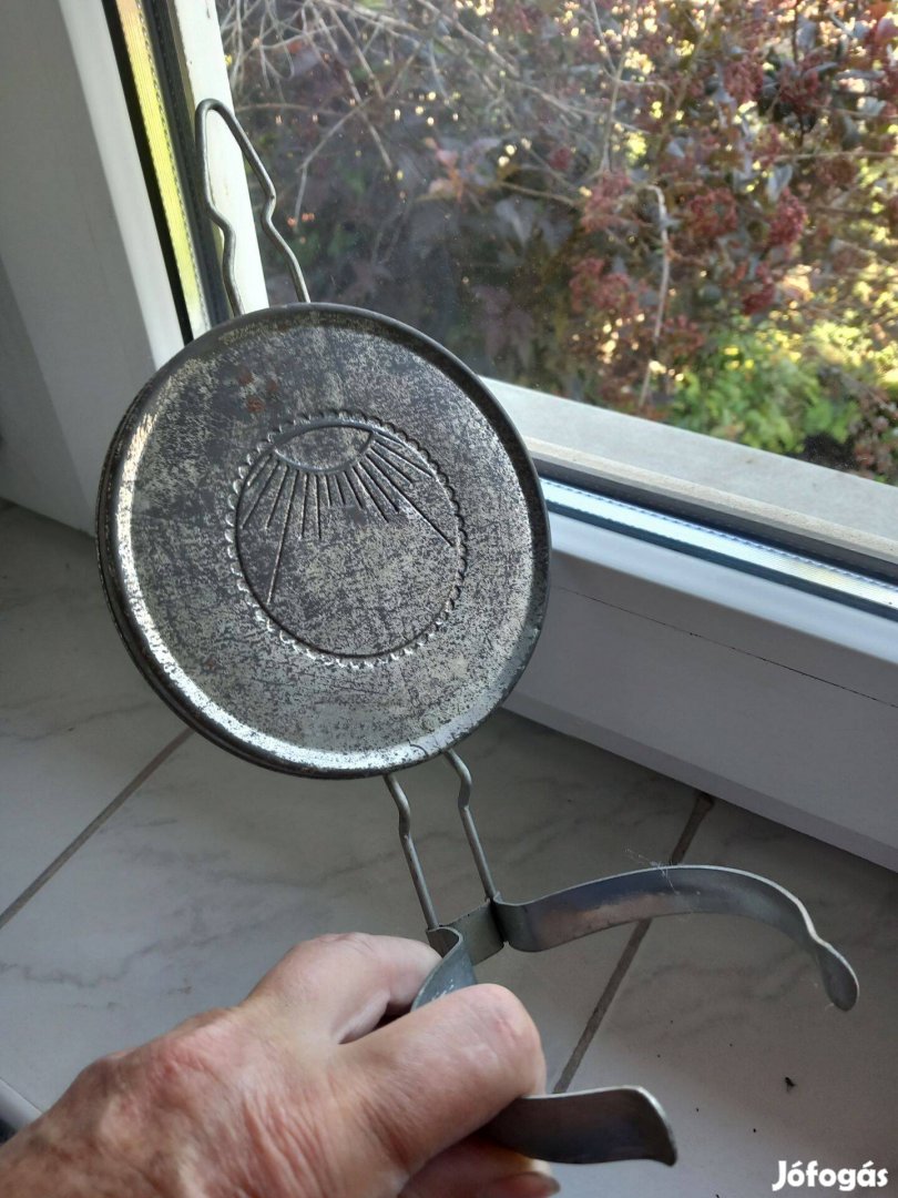 Antik un. sétáló petróleum lámpa vésett fali tartó