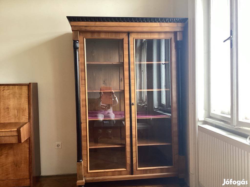 Antik üveges szekrény eladó