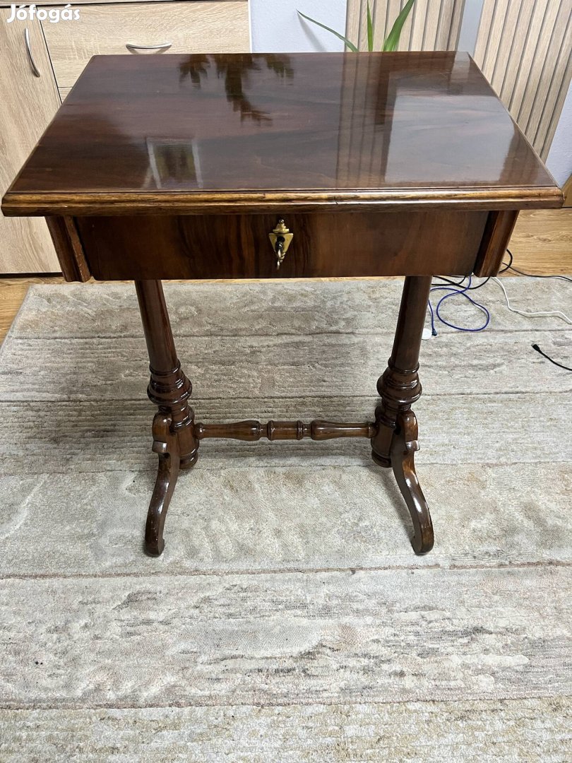 Antik varró asztal