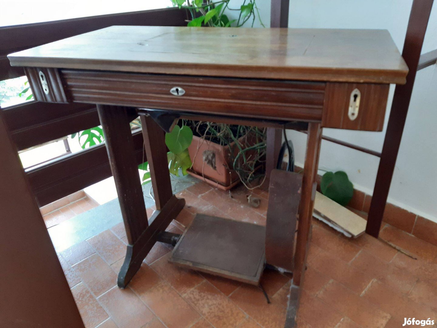 Antik varrógép fiókos asztallal