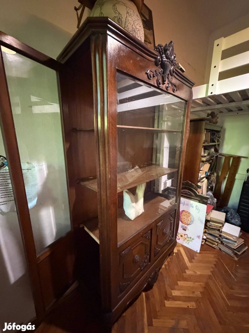 Antik vitrin, faragott