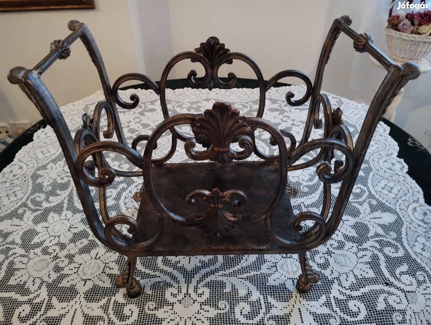 Antikolt szép öntöttvas újságtartó, könyvtartó