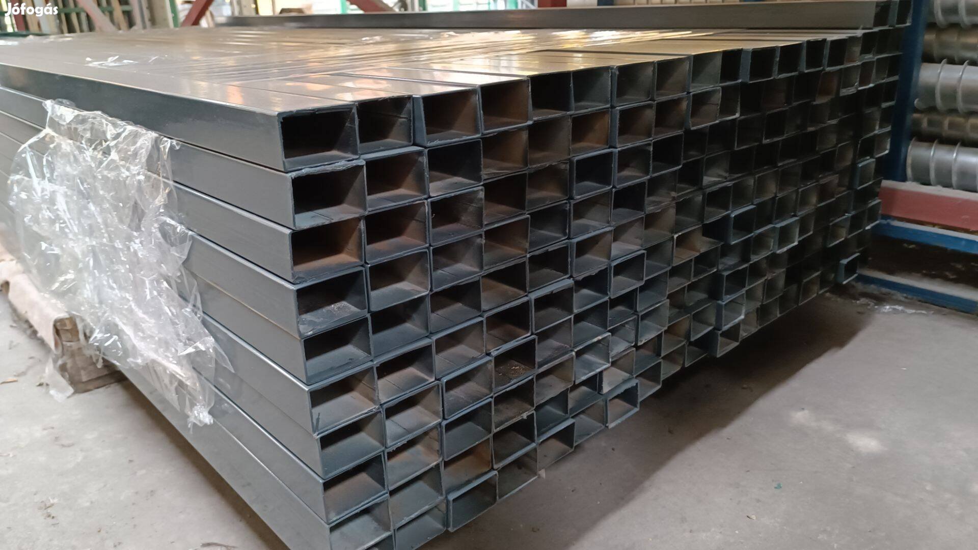 Antracit 60x40 zártszelvény kerítésoszlop, kerítés acél oszlop 220 cm