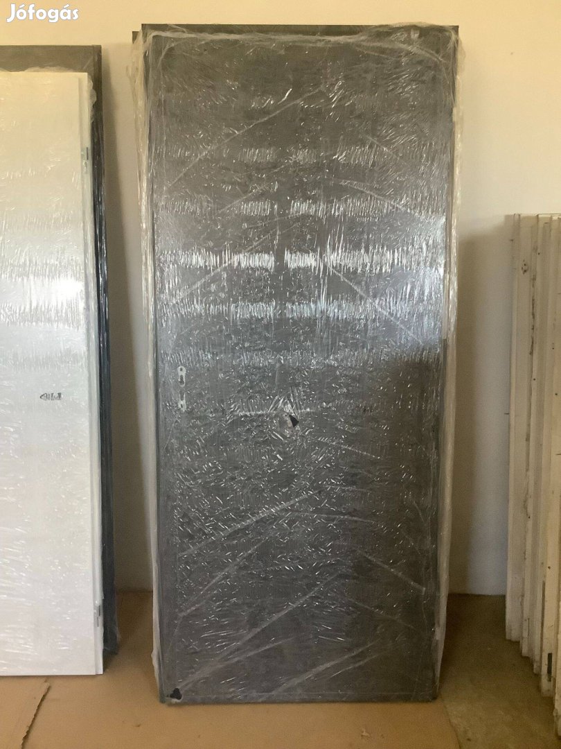 Antracit és fehér színű ZK acélajtó