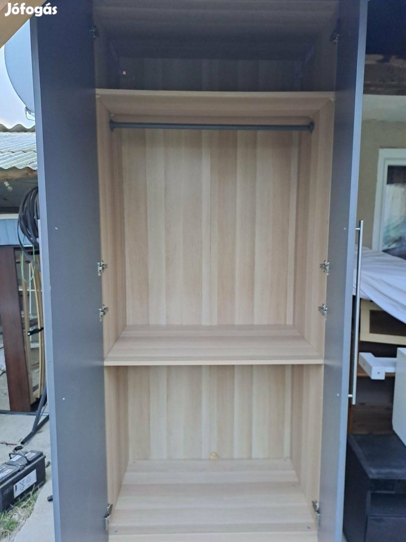Antracit színű gardrób szekrény