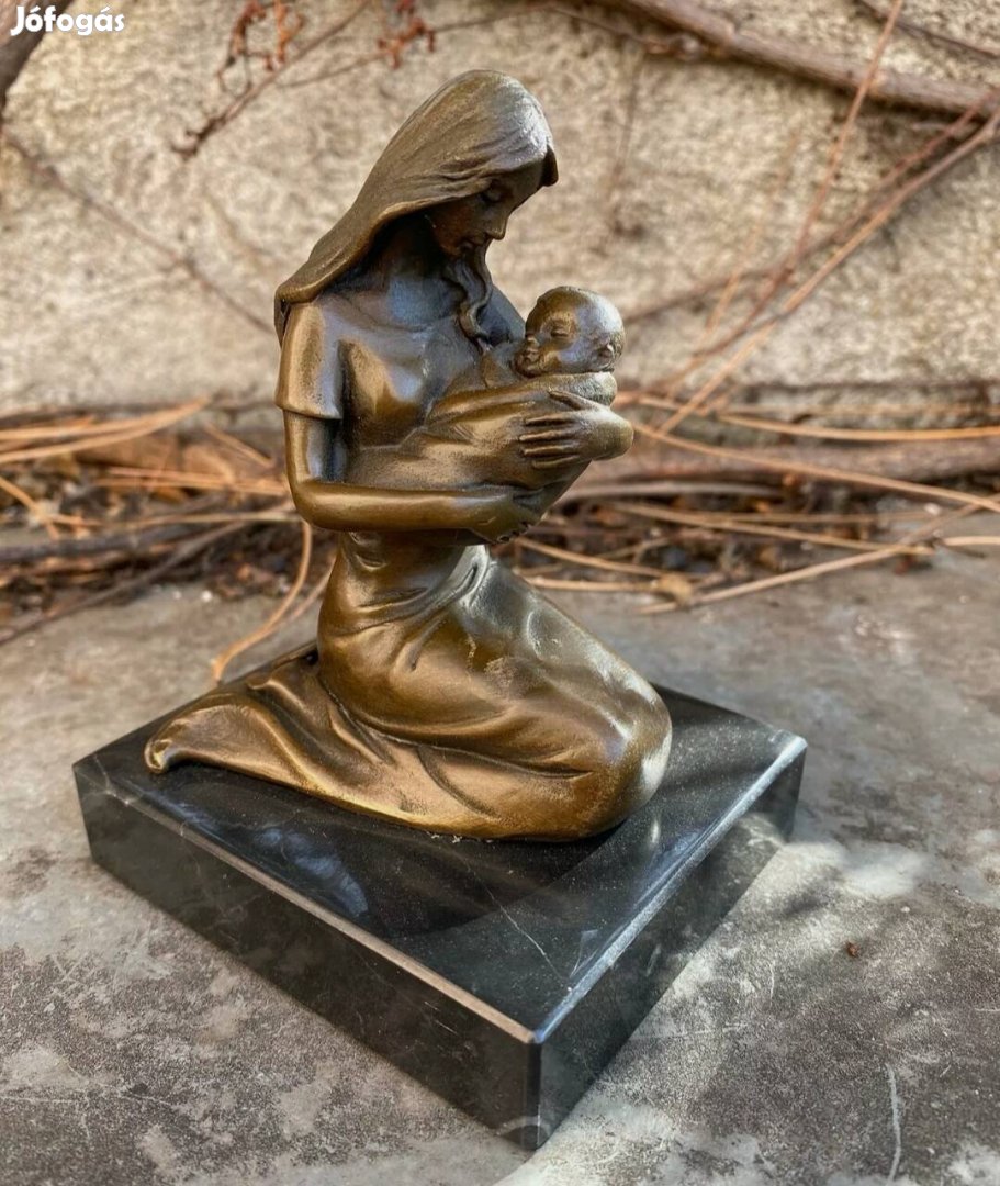 Anya gyermekével - bronz szobor