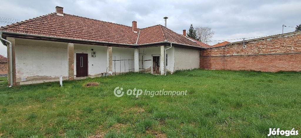 Apci 75 nm-es ház eladó