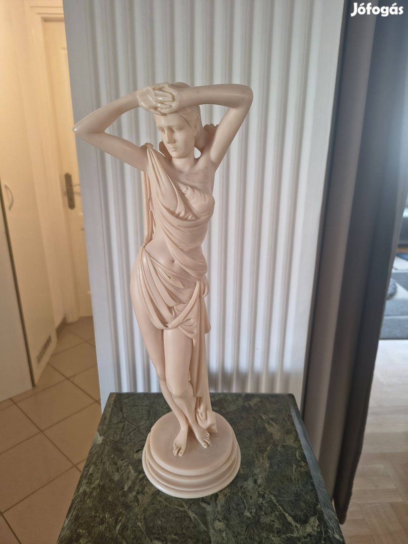 Aphroditét Vénuszt ábrázoló 42 cm magas alabástrom szobor