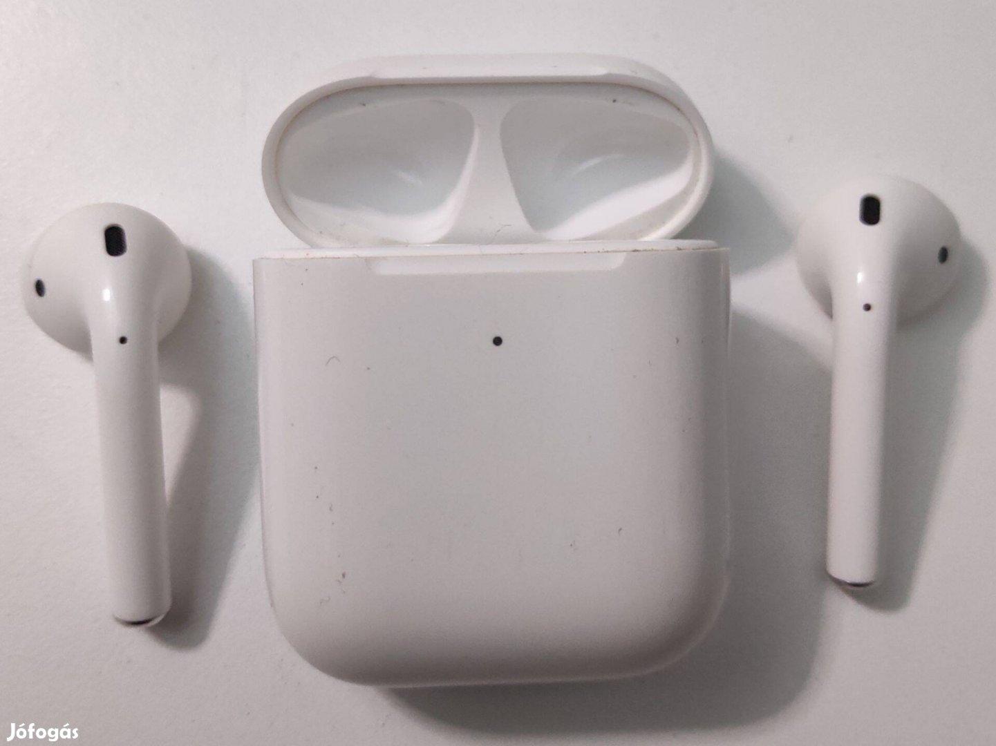 Apple Airpods 2 Magsafe tokkal - 2.5 éves