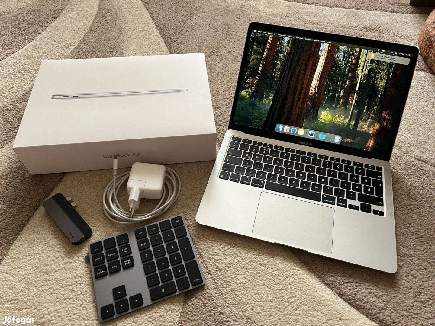 Apple Macbook Air M1 8/256GB, új állapotú, kiegészítőkkel