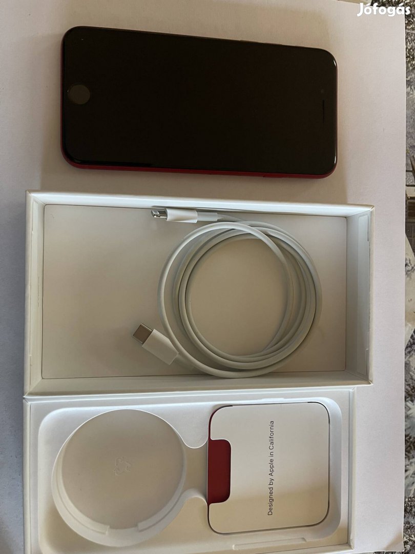 Apple SE (2022); 3. generációs, piros telefon