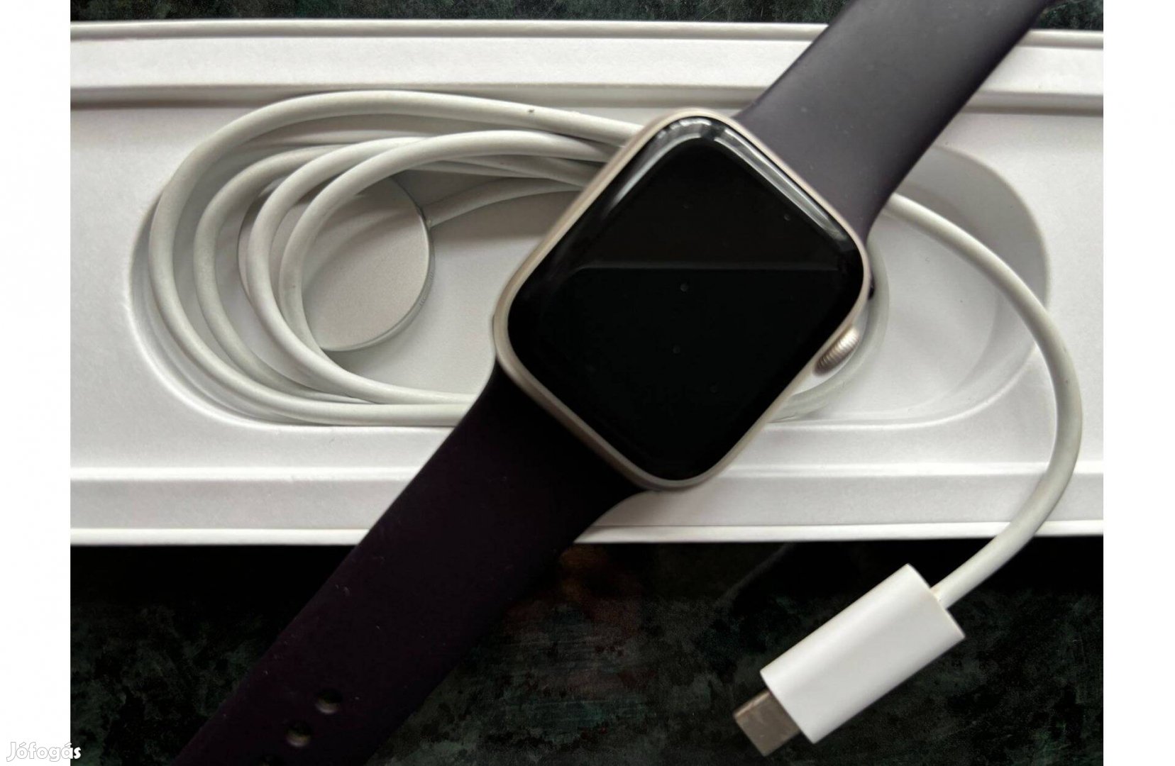 Apple Watch 8 okosóra, karóra töltővel