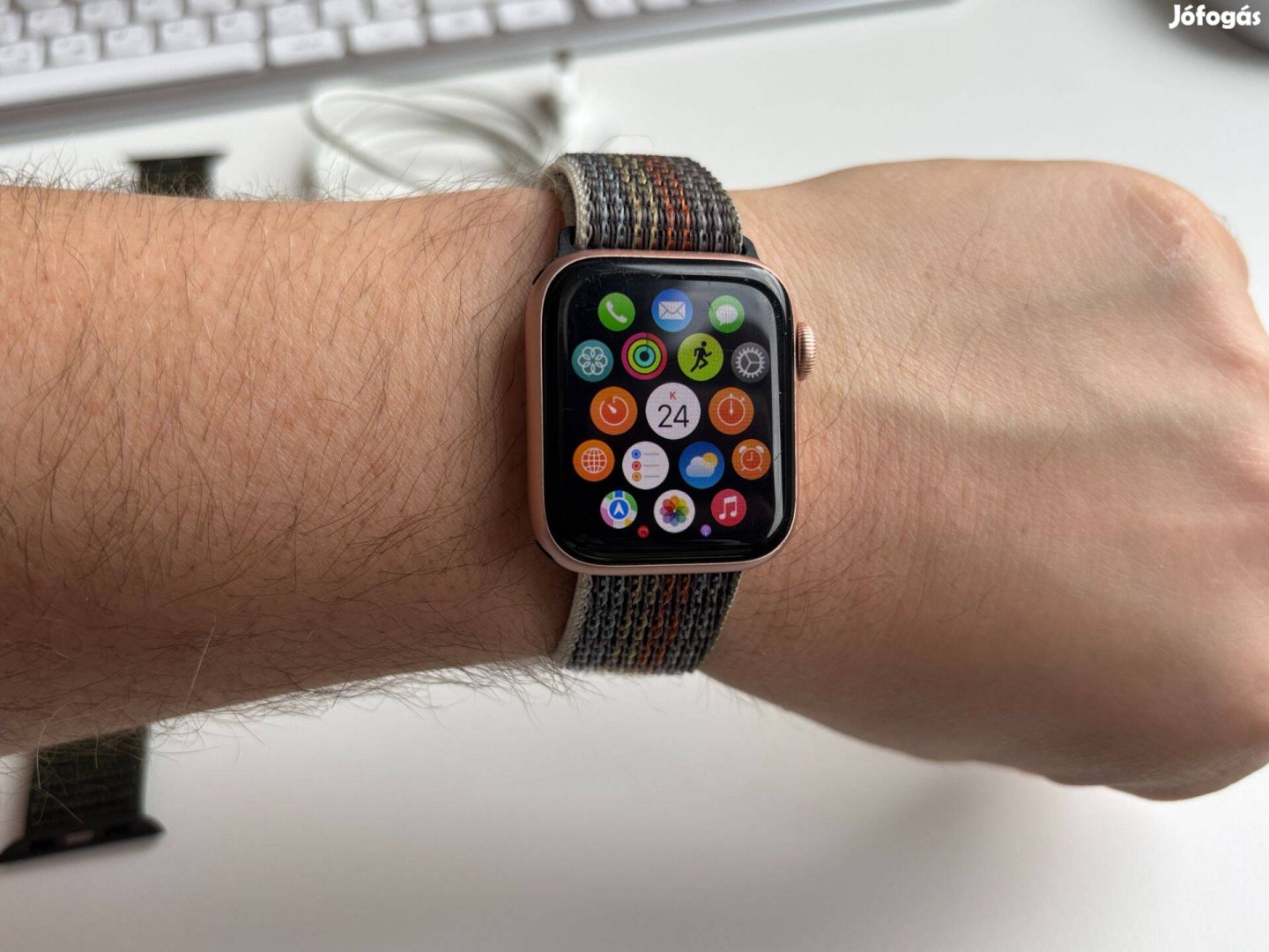 Apple Watch Series 4 40mm, arany (új, 100% akksival, magánszemélytől)