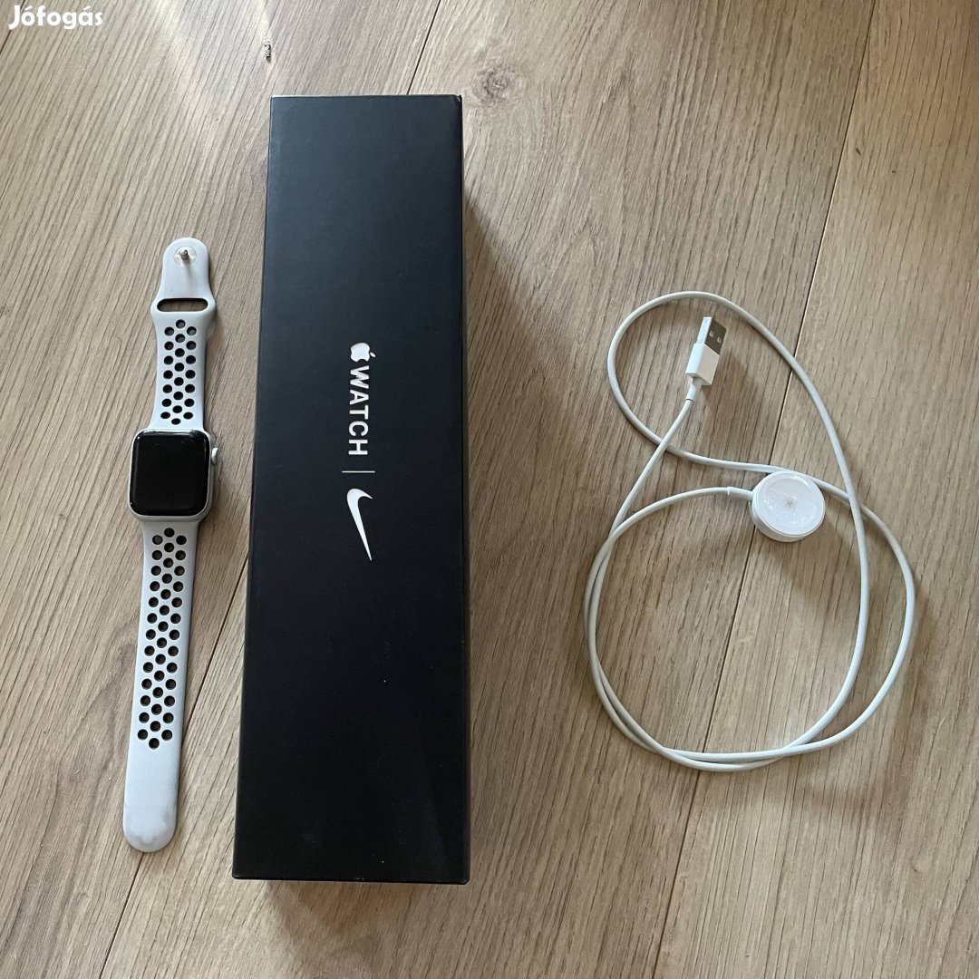 Apple Watch Series 5 32GB 40mm Wifi Nike Edition (ECG/EKG funkcióval)