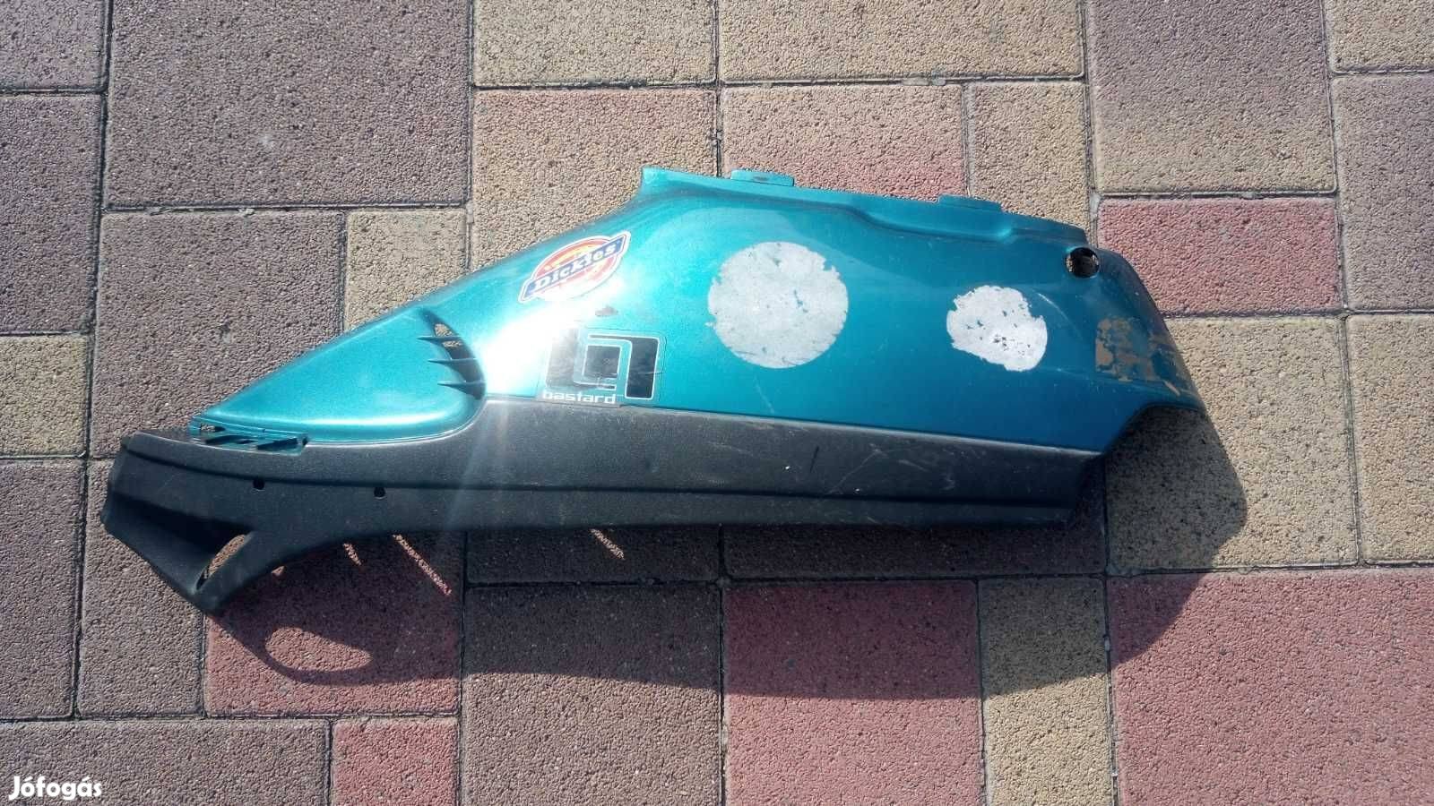 Aprilia Amico ülés alatti idom bal