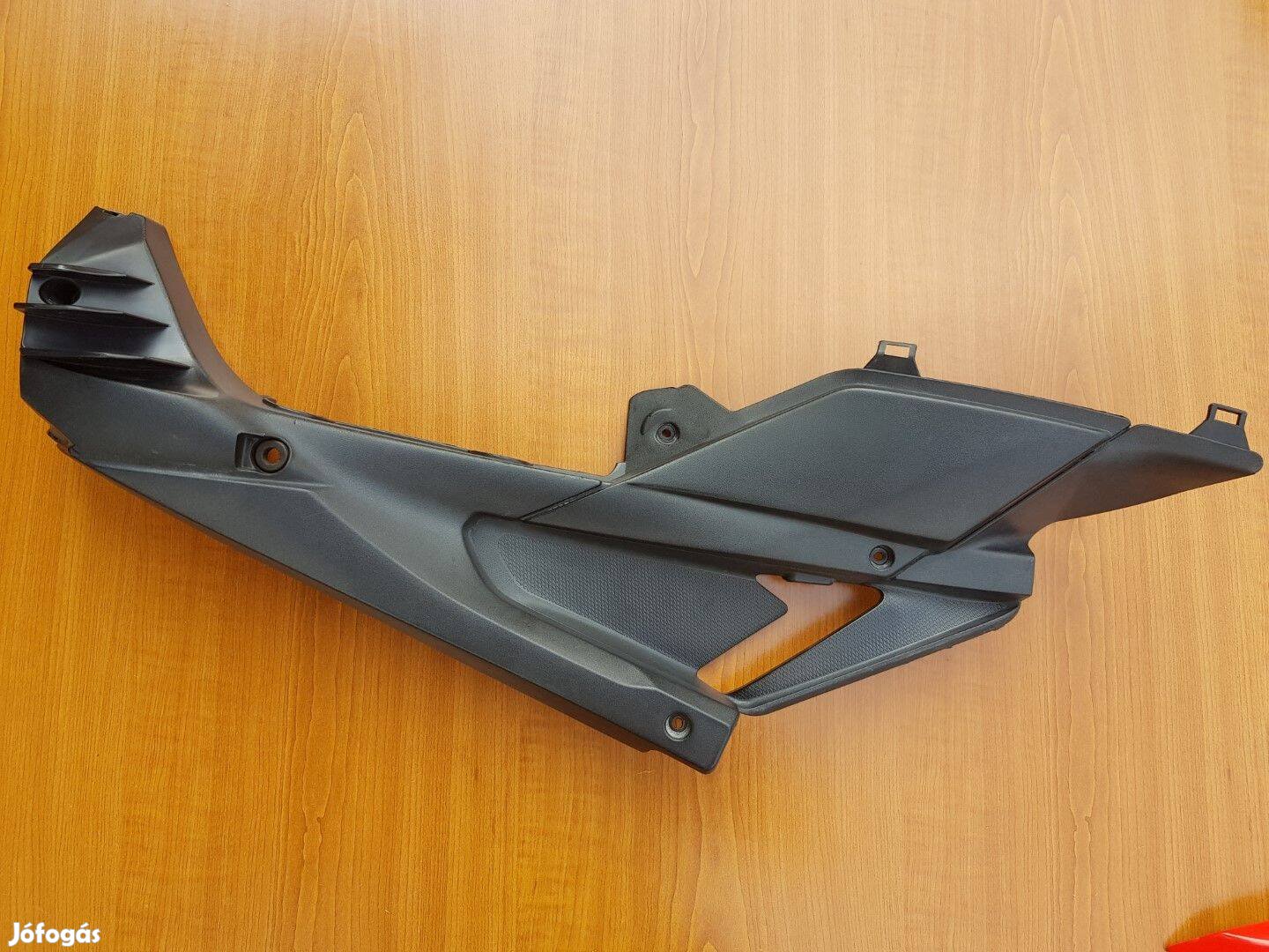 Aprilia RS 125 GPR Jobb oldali ülés alatti idom 10281
