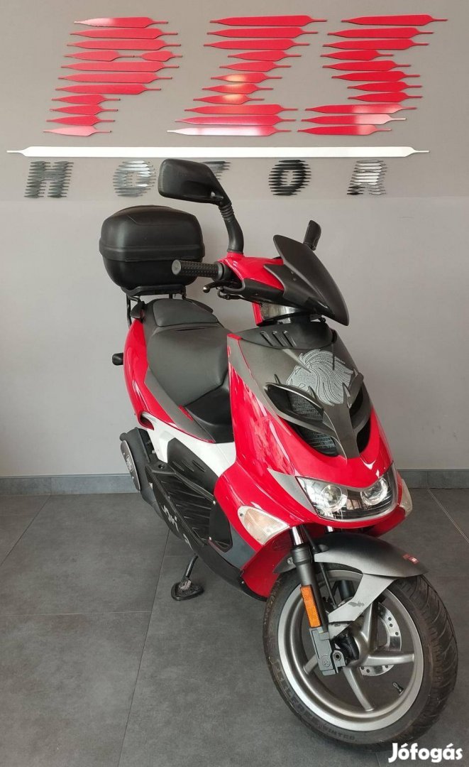 Aprilia SR 50 .