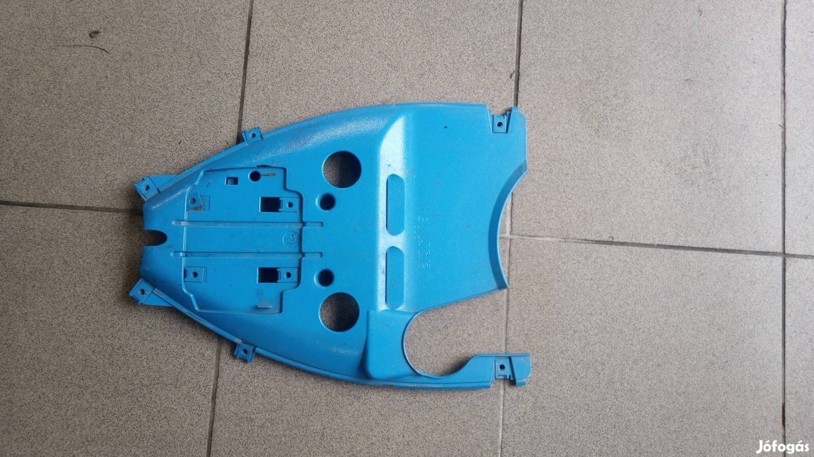 Aprilia SR Factory sisaktartó alatti idom